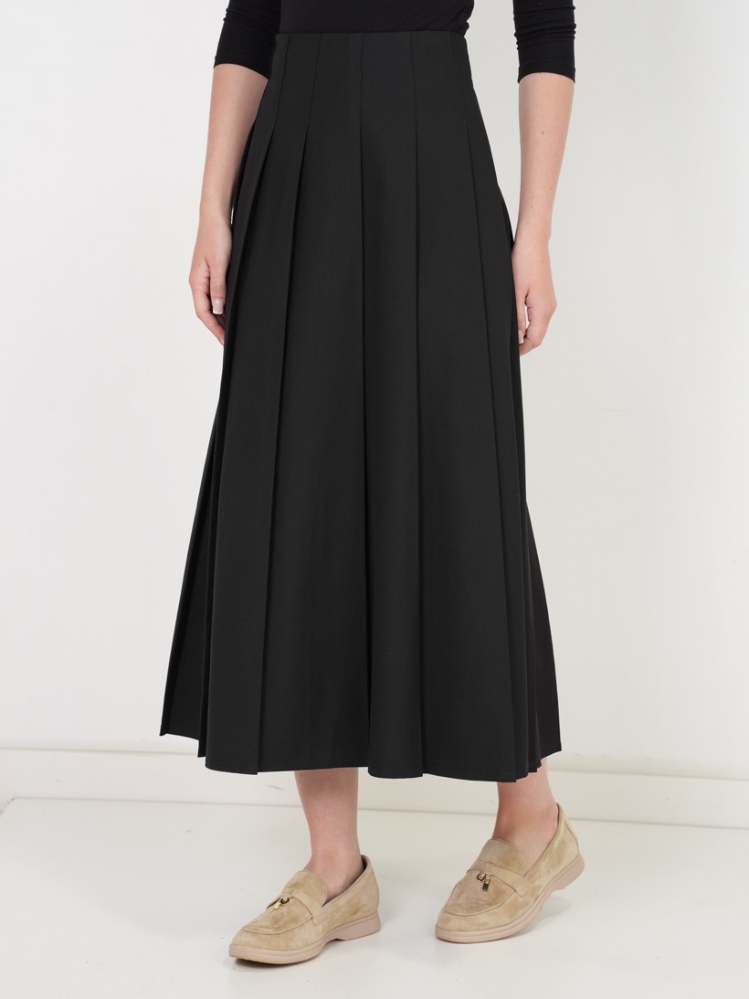 Pleated maxi in black